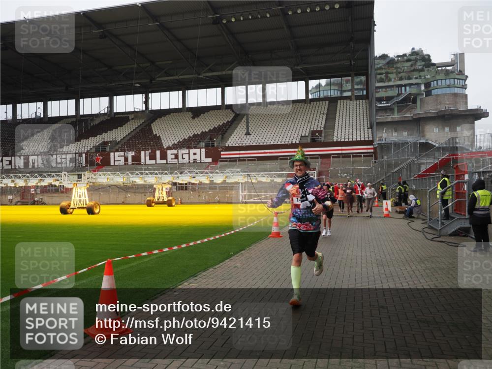 07.12.2025 - St. Pauli X-Mass-Run No. 15 Fabian Wolf http://msf.ph/oto/9421415 07.12.2025 11:45:59 Ziel 143, 147, 188, 355, 526, 733, 1541, 2097, 2137 meine-sportfotos.de