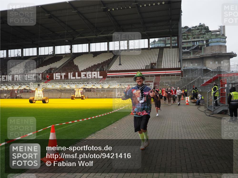 07.12.2025 - St. Pauli X-Mass-Run No. 15 Fabian Wolf http://msf.ph/oto/9421416 07.12.2025 11:45:59 Ziel 143, 147, 188, 355, 526, 733, 1541, 2097, 2137 meine-sportfotos.de