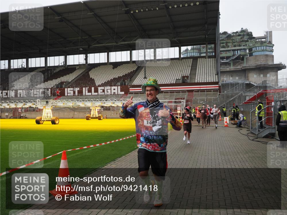 07.12.2025 - St. Pauli X-Mass-Run No. 15 Fabian Wolf http://msf.ph/oto/9421418 07.12.2025 11:46:00 Ziel 143, 147, 188, 355, 356, 526, 733, 1541, 2097, 2137 meine-sportfotos.de