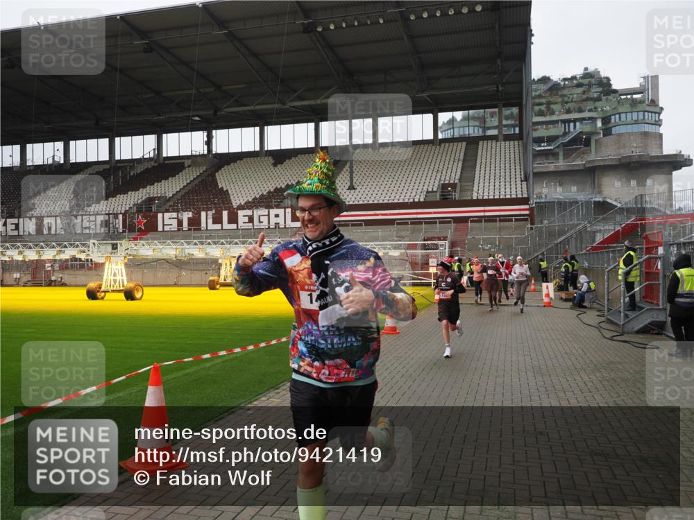 07.12.2025 - St. Pauli X-Mass-Run No. 15 Fabian Wolf http://msf.ph/oto/9421419 07.12.2025 11:46:00 Ziel 143, 147, 188, 355, 356, 526, 733, 1541, 2097, 2137 meine-sportfotos.de
