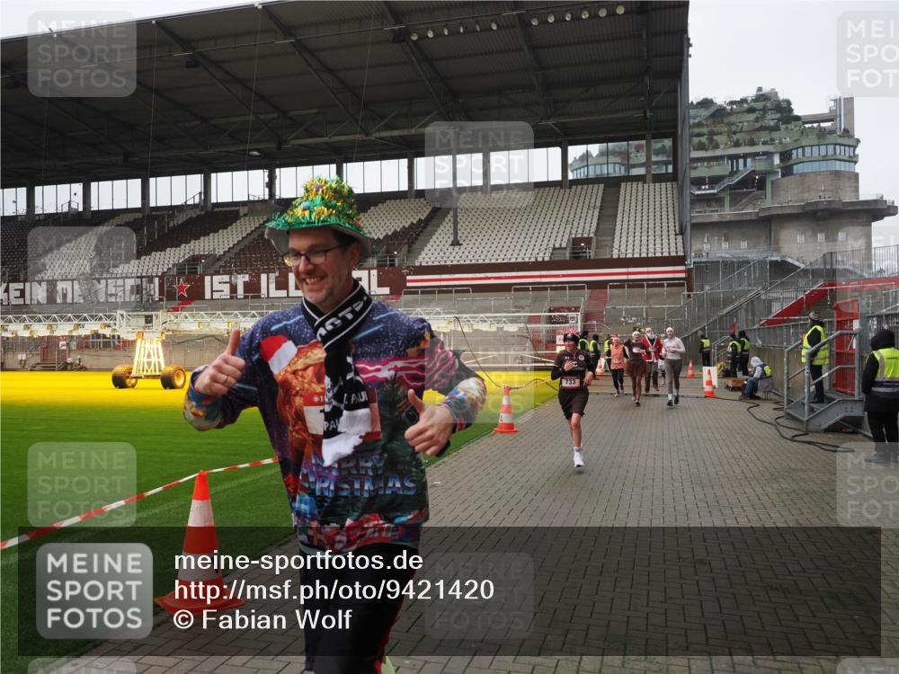 07.12.2025 - St. Pauli X-Mass-Run No. 15 Fabian Wolf http://msf.ph/oto/9421420 07.12.2025 11:46:00 Ziel 143, 147, 188, 355, 356, 526, 733, 1541, 2097, 2137 meine-sportfotos.de