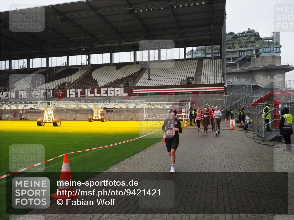 07.12.2025 - St. Pauli X-Mass-Run No. 15 Fabian Wolf http://msf.ph/oto/9421421 07.12.2025 11:46:01 Ziel 143, 147, 188, 355, 356, 526, 733, 1541, 2097, 2137 meine-sportfotos.de