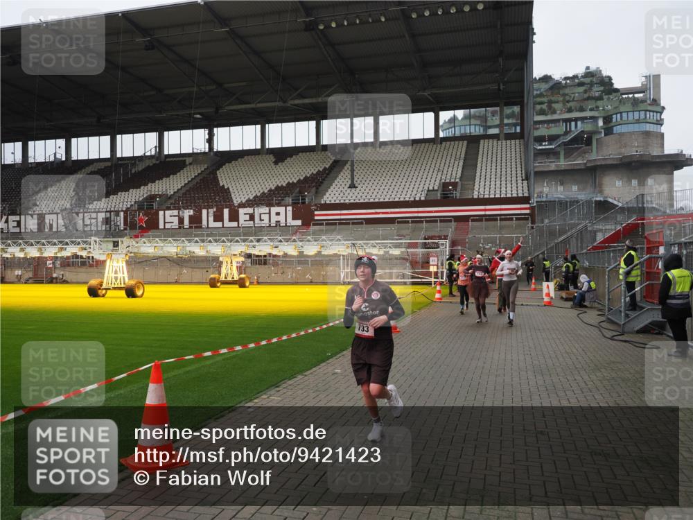 07.12.2025 - St. Pauli X-Mass-Run No. 15 Fabian Wolf http://msf.ph/oto/9421423 07.12.2025 11:46:01 Ziel 143, 147, 188, 355, 356, 526, 733, 1541, 2097, 2137 meine-sportfotos.de