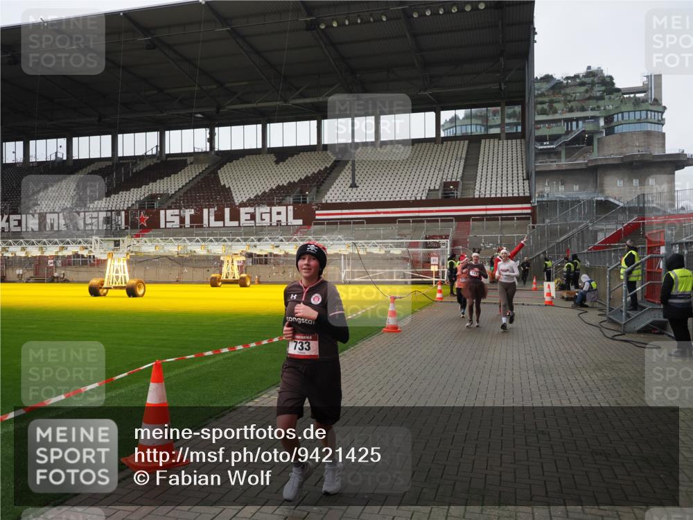 07.12.2025 - St. Pauli X-Mass-Run No. 15 Fabian Wolf http://msf.ph/oto/9421425 07.12.2025 11:46:02 Ziel 143, 147, 188, 356, 526, 733, 2097, 2137 meine-sportfotos.de