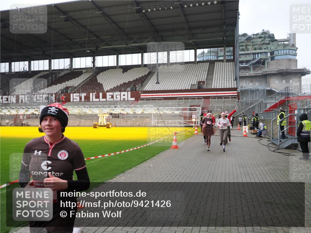 07.12.2025 - St. Pauli X-Mass-Run No. 15 Fabian Wolf http://msf.ph/oto/9421426 07.12.2025 11:46:02 Ziel 143, 147, 188, 356, 526, 733, 2097, 2137 meine-sportfotos.de