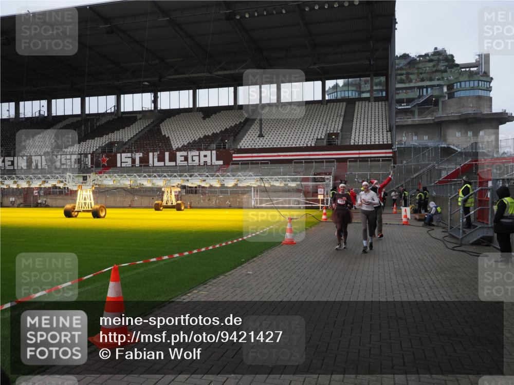 07.12.2025 - St. Pauli X-Mass-Run No. 15 Fabian Wolf http://msf.ph/oto/9421427 07.12.2025 11:46:02 Ziel 143, 147, 188, 356, 526, 733, 2097, 2137 meine-sportfotos.de
