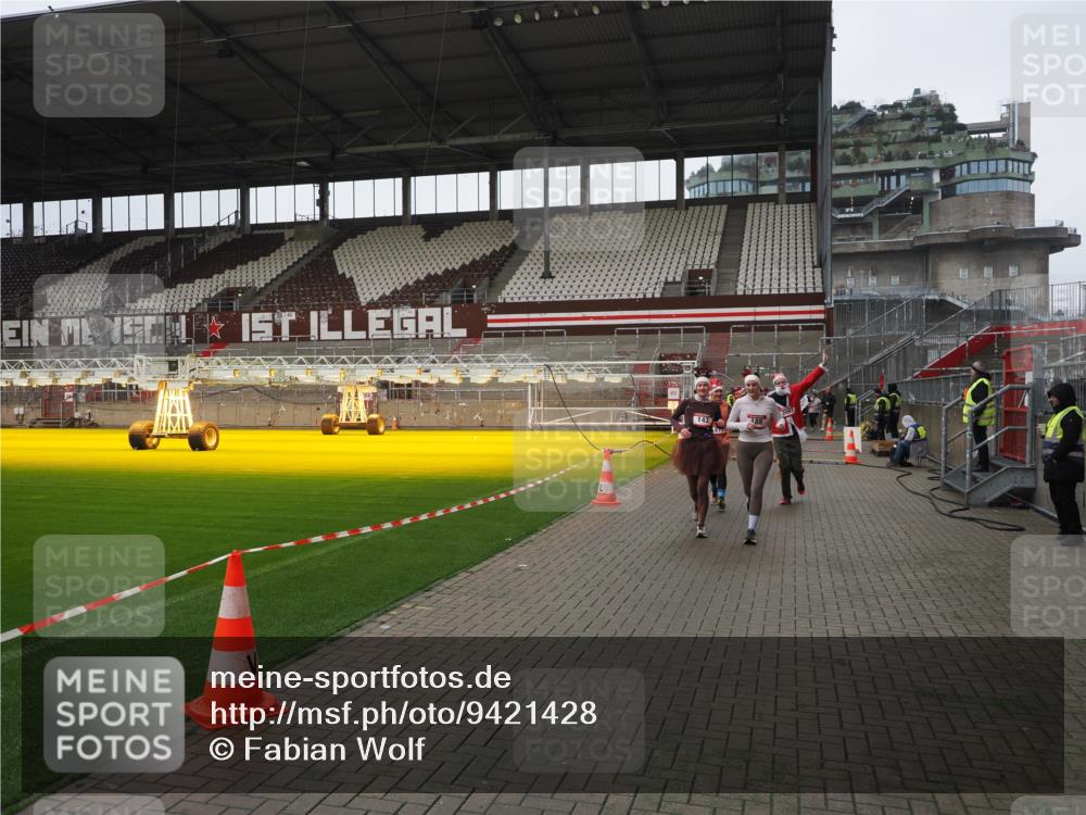 07.12.2025 - St. Pauli X-Mass-Run No. 15 Fabian Wolf http://msf.ph/oto/9421428 07.12.2025 11:46:03 Ziel 143, 147, 188, 356, 733, 2097, 2137 meine-sportfotos.de