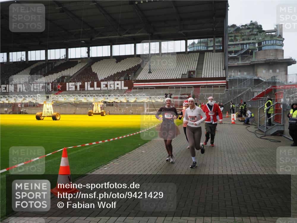 07.12.2025 - St. Pauli X-Mass-Run No. 15 Fabian Wolf http://msf.ph/oto/9421429 07.12.2025 11:46:04 Ziel 143, 147, 188, 356, 733, 2097, 2137, 3620 meine-sportfotos.de