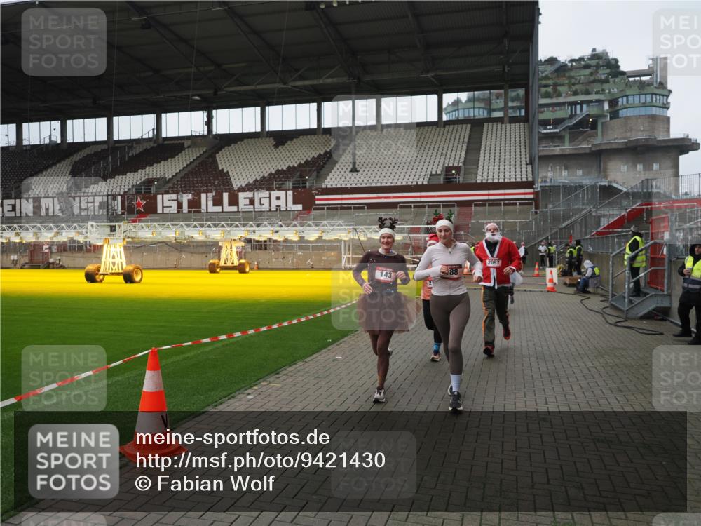 07.12.2025 - St. Pauli X-Mass-Run No. 15 Fabian Wolf http://msf.ph/oto/9421430 07.12.2025 11:46:04 Ziel 143, 147, 188, 356, 733, 2097, 2137, 3620 meine-sportfotos.de