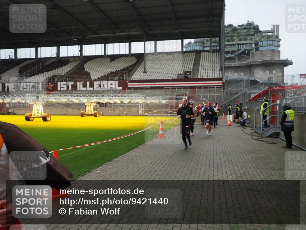 07.12.2025 - St. Pauli X-Mass-Run No. 15 Fabian Wolf http://msf.ph/oto/9421440 07.12.2025 11:46:12 Ziel 143, 147, 188, 356, 733, 949, 954, 1058, 1073, 1433, 1454, 2097, 2137, 2437, 3523, 3524, 3620 meine-sportfotos.de