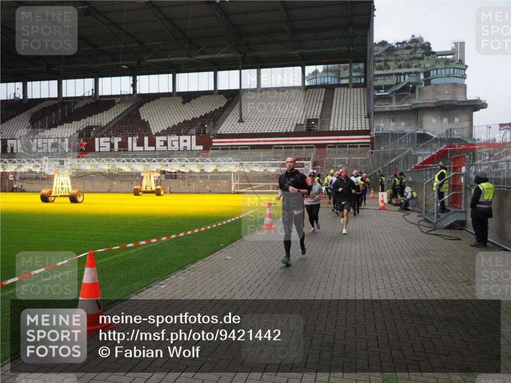 07.12.2025 - St. Pauli X-Mass-Run No. 15 Fabian Wolf http://msf.ph/oto/9421442 07.12.2025 11:46:13 Ziel 143, 147, 188, 356, 733, 949, 954, 1058, 1073, 1433, 1454, 2097, 2137, 2437, 2935, 2941, 3523, 3524, 3620 meine-sportfotos.de