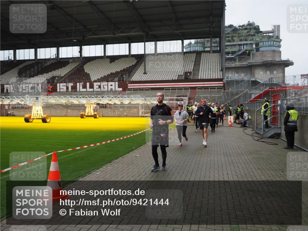 07.12.2025 - St. Pauli X-Mass-Run No. 15 Fabian Wolf http://msf.ph/oto/9421444 07.12.2025 11:46:14 Ziel 143, 188, 356, 733, 949, 954, 1058, 1073, 1433, 1454, 2097, 2137, 2437, 2935, 2941, 3523, 3524, 3620 meine-sportfotos.de