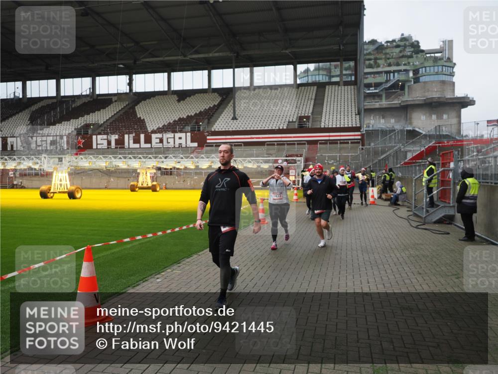 07.12.2025 - St. Pauli X-Mass-Run No. 15 Fabian Wolf http://msf.ph/oto/9421445 07.12.2025 11:46:14 Ziel 143, 188, 356, 733, 949, 954, 1058, 1073, 1433, 1454, 2097, 2137, 2437, 2935, 2941, 3523, 3524, 3620 meine-sportfotos.de