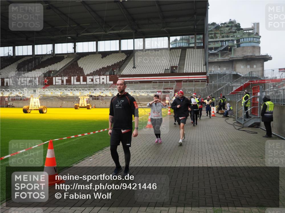 07.12.2025 - St. Pauli X-Mass-Run No. 15 Fabian Wolf http://msf.ph/oto/9421446 07.12.2025 11:46:15 Ziel 143, 188, 356, 733, 949, 954, 1058, 1073, 1433, 1454, 2097, 2137, 2437, 2935, 2941, 3523, 3524, 3620 meine-sportfotos.de