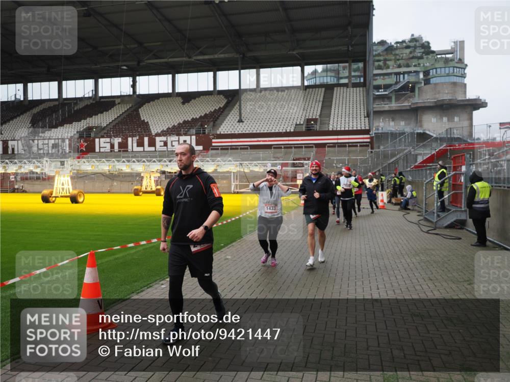 07.12.2025 - St. Pauli X-Mass-Run No. 15 Fabian Wolf http://msf.ph/oto/9421447 07.12.2025 11:46:15 Ziel 143, 188, 356, 733, 949, 954, 1058, 1073, 1433, 1454, 2097, 2137, 2437, 2935, 2941, 3523, 3524, 3620 meine-sportfotos.de