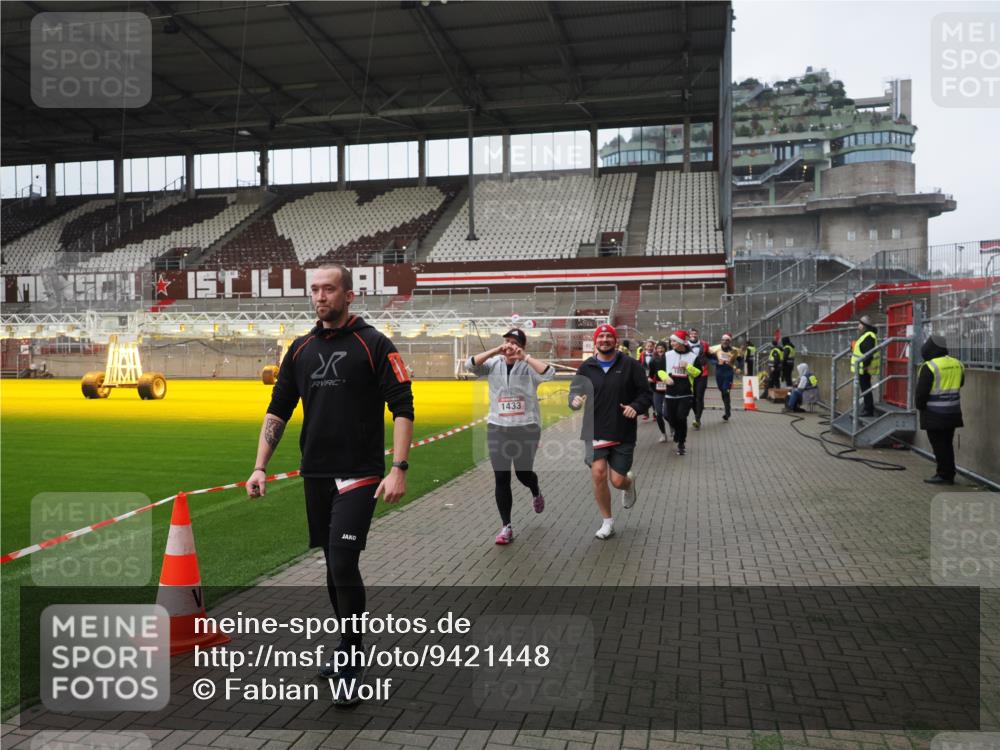 07.12.2025 - St. Pauli X-Mass-Run No. 15 Fabian Wolf http://msf.ph/oto/9421448 07.12.2025 11:46:15 Ziel 143, 188, 356, 733, 949, 954, 1058, 1073, 1433, 1454, 2097, 2137, 2437, 2935, 2941, 3523, 3524, 3620 meine-sportfotos.de