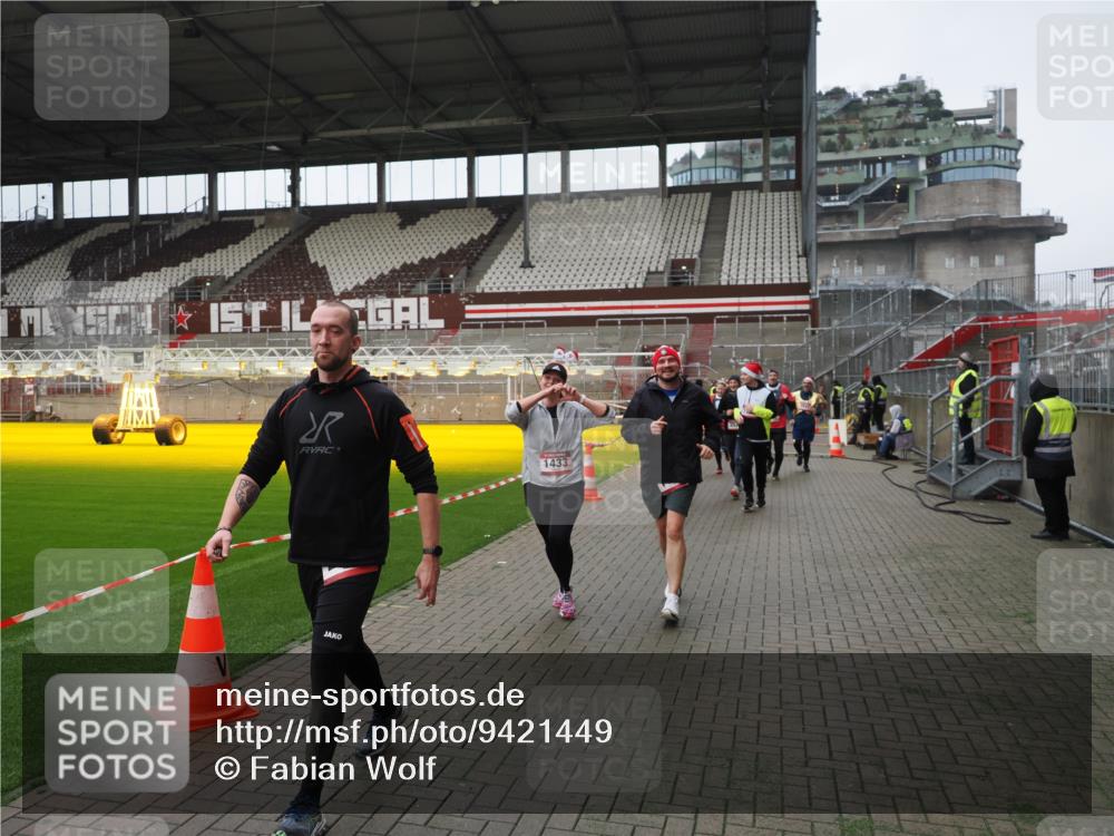 07.12.2025 - St. Pauli X-Mass-Run No. 15 Fabian Wolf http://msf.ph/oto/9421449 07.12.2025 11:46:15 Ziel 143, 188, 356, 733, 949, 954, 1058, 1073, 1433, 1454, 2097, 2137, 2437, 2935, 2941, 3523, 3524, 3620 meine-sportfotos.de