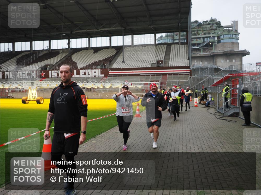07.12.2025 - St. Pauli X-Mass-Run No. 15 Fabian Wolf http://msf.ph/oto/9421450 07.12.2025 11:46:15 Ziel 143, 188, 356, 733, 949, 954, 1058, 1073, 1433, 1454, 2097, 2137, 2437, 2935, 2941, 3523, 3524, 3620 meine-sportfotos.de