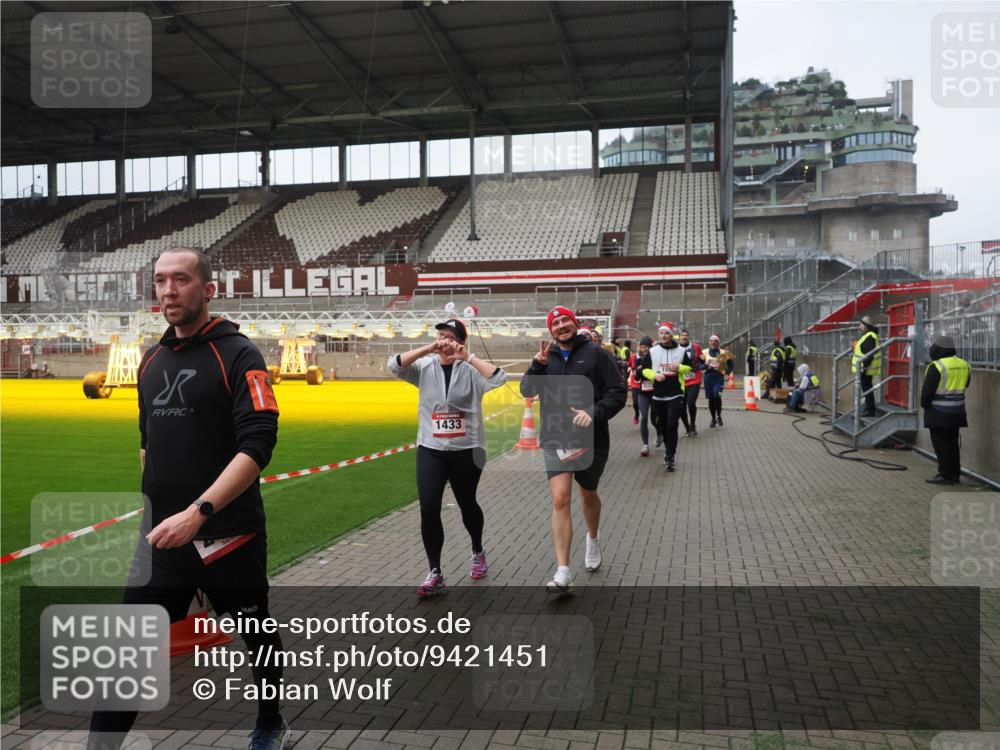 07.12.2025 - St. Pauli X-Mass-Run No. 15 Fabian Wolf http://msf.ph/oto/9421451 07.12.2025 11:46:16 Ziel 143, 188, 356, 733, 949, 954, 1058, 1073, 1433, 1454, 2097, 2137, 2437, 2935, 2941, 3523, 3524, 3620 meine-sportfotos.de