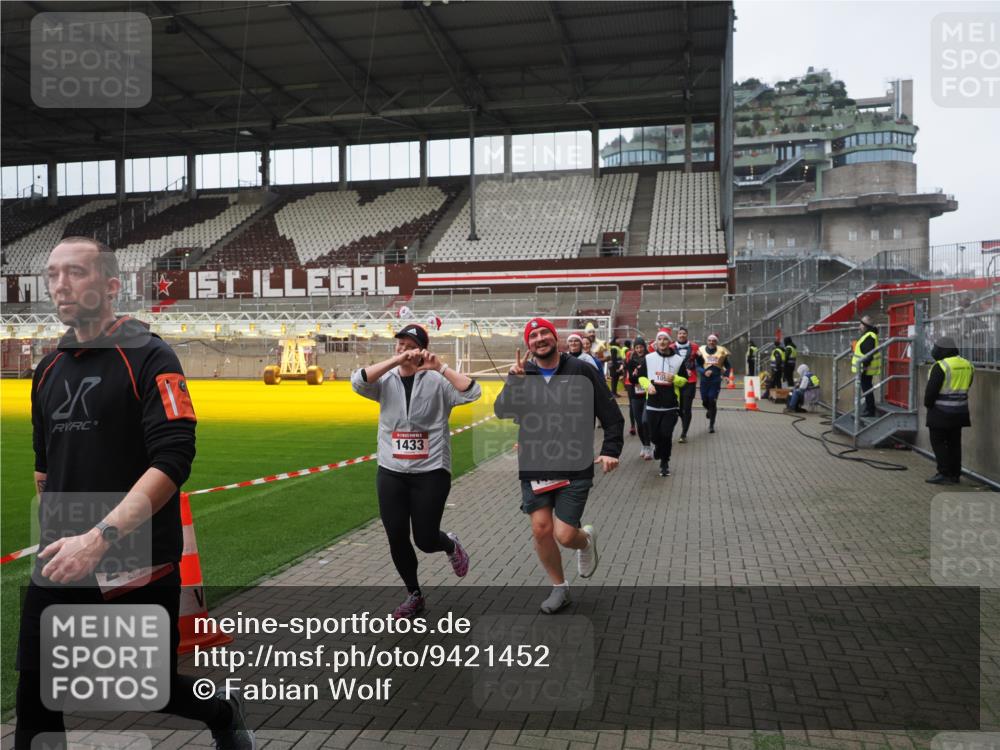 07.12.2025 - St. Pauli X-Mass-Run No. 15 Fabian Wolf http://msf.ph/oto/9421452 07.12.2025 11:46:16 Ziel 143, 188, 356, 733, 949, 954, 1058, 1073, 1433, 1454, 2097, 2137, 2437, 2935, 2941, 3523, 3524, 3620 meine-sportfotos.de