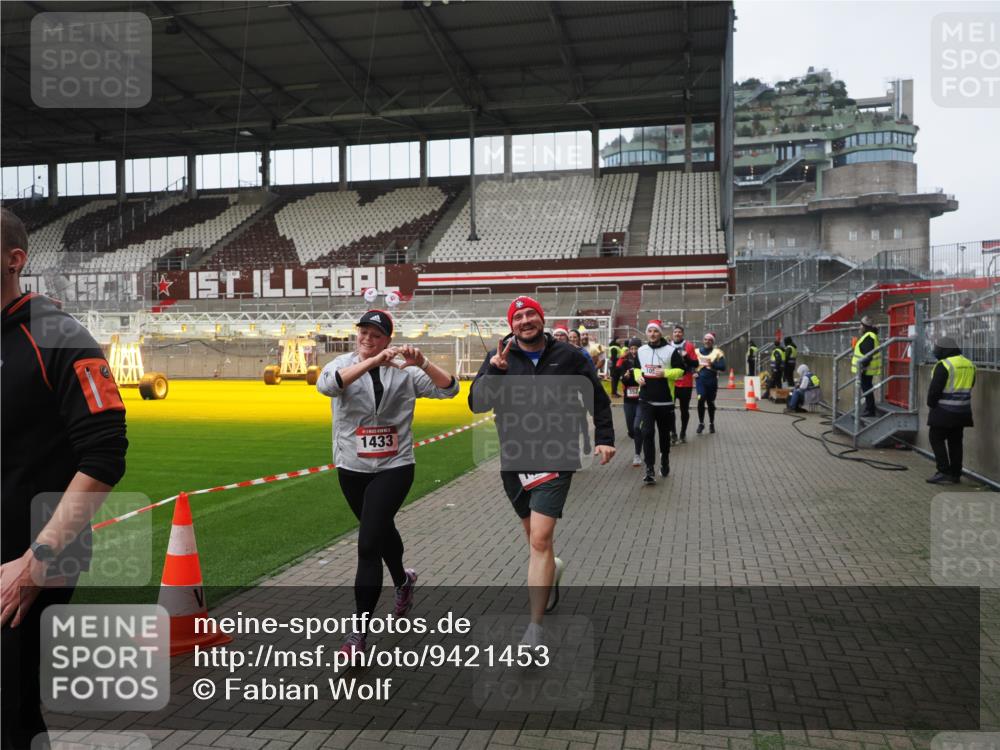 07.12.2025 - St. Pauli X-Mass-Run No. 15 Fabian Wolf http://msf.ph/oto/9421453 07.12.2025 11:46:16 Ziel 143, 188, 356, 733, 949, 954, 1058, 1073, 1433, 1454, 2097, 2137, 2437, 2935, 2941, 3523, 3524, 3620 meine-sportfotos.de