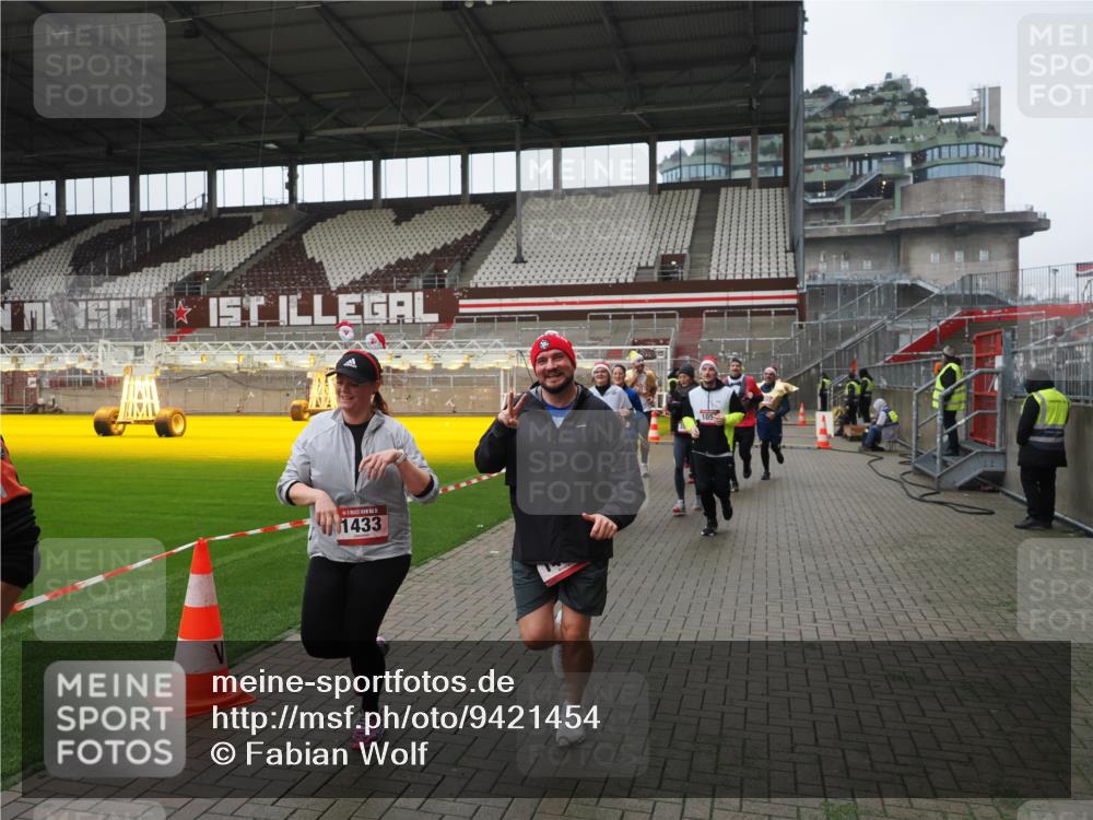 07.12.2025 - St. Pauli X-Mass-Run No. 15 Fabian Wolf http://msf.ph/oto/9421454 07.12.2025 11:46:16 Ziel 143, 188, 356, 733, 949, 954, 1058, 1073, 1433, 1454, 2097, 2137, 2437, 2935, 2941, 3523, 3524, 3620 meine-sportfotos.de