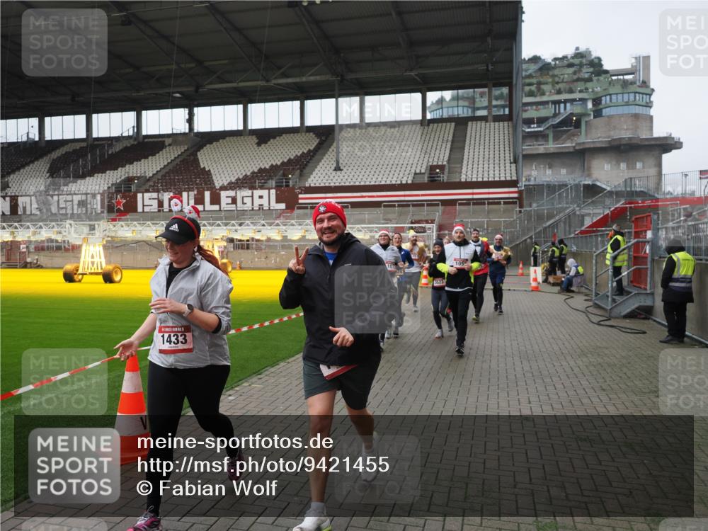 07.12.2025 - St. Pauli X-Mass-Run No. 15 Fabian Wolf http://msf.ph/oto/9421455 07.12.2025 11:46:16 Ziel 143, 188, 356, 733, 949, 954, 1058, 1073, 1433, 1454, 2097, 2137, 2437, 2935, 2941, 3523, 3524, 3620 meine-sportfotos.de