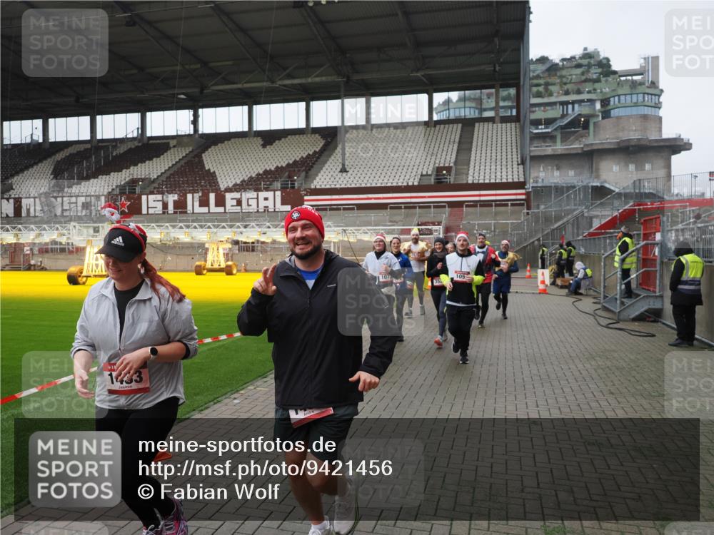 07.12.2025 - St. Pauli X-Mass-Run No. 15 Fabian Wolf http://msf.ph/oto/9421456 07.12.2025 11:46:17 Ziel 143, 188, 356, 949, 954, 1058, 1073, 1433, 1454, 2097, 2137, 2437, 2935, 2941, 3523, 3524, 3620 meine-sportfotos.de