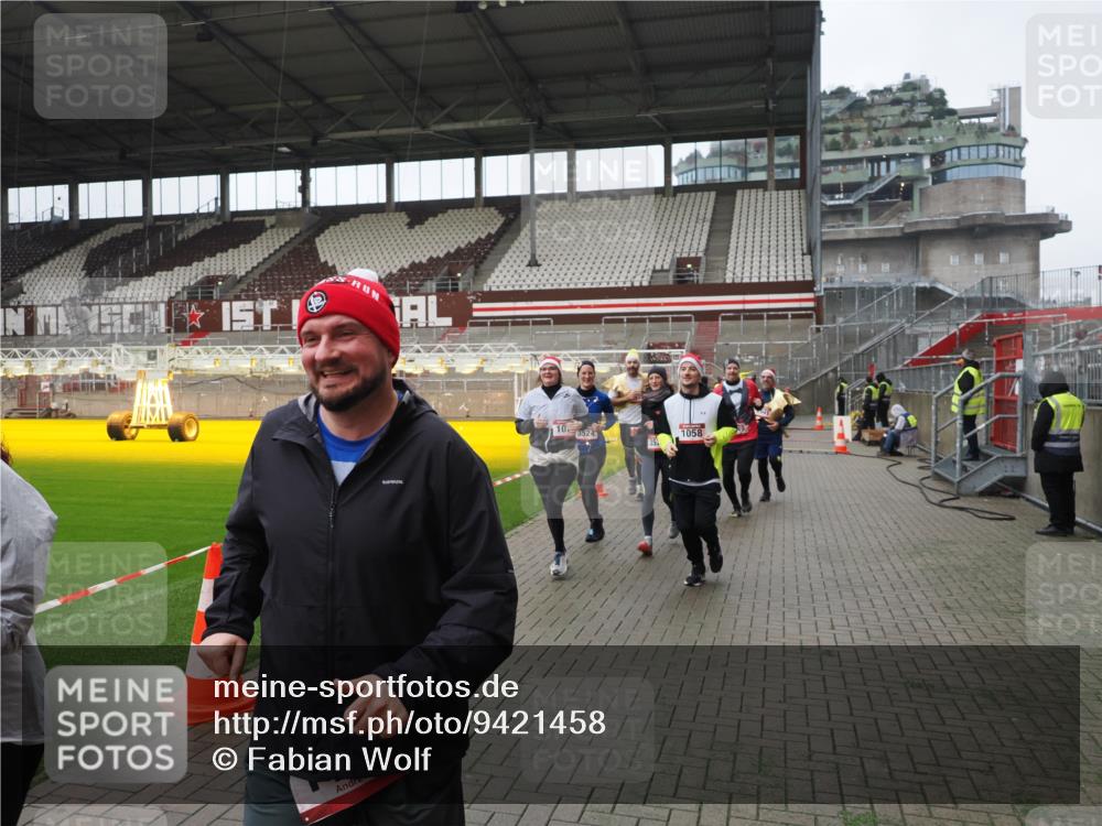 07.12.2025 - St. Pauli X-Mass-Run No. 15 Fabian Wolf http://msf.ph/oto/9421458 07.12.2025 11:46:17 Ziel 143, 188, 356, 949, 954, 1058, 1073, 1433, 1454, 2097, 2137, 2437, 2935, 2941, 3523, 3524, 3620 meine-sportfotos.de