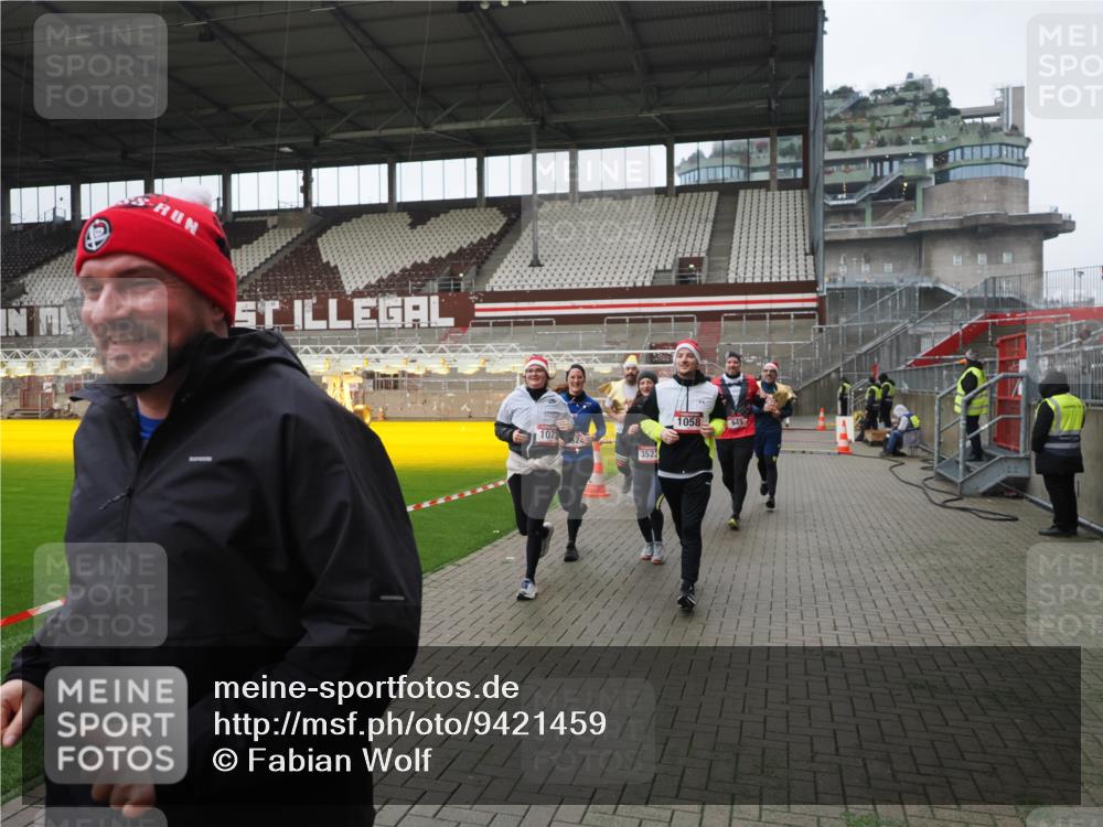 07.12.2025 - St. Pauli X-Mass-Run No. 15 Fabian Wolf http://msf.ph/oto/9421459 07.12.2025 11:46:17 Ziel 143, 188, 356, 949, 954, 1058, 1073, 1433, 1454, 2097, 2137, 2437, 2935, 2941, 3523, 3524, 3620 meine-sportfotos.de
