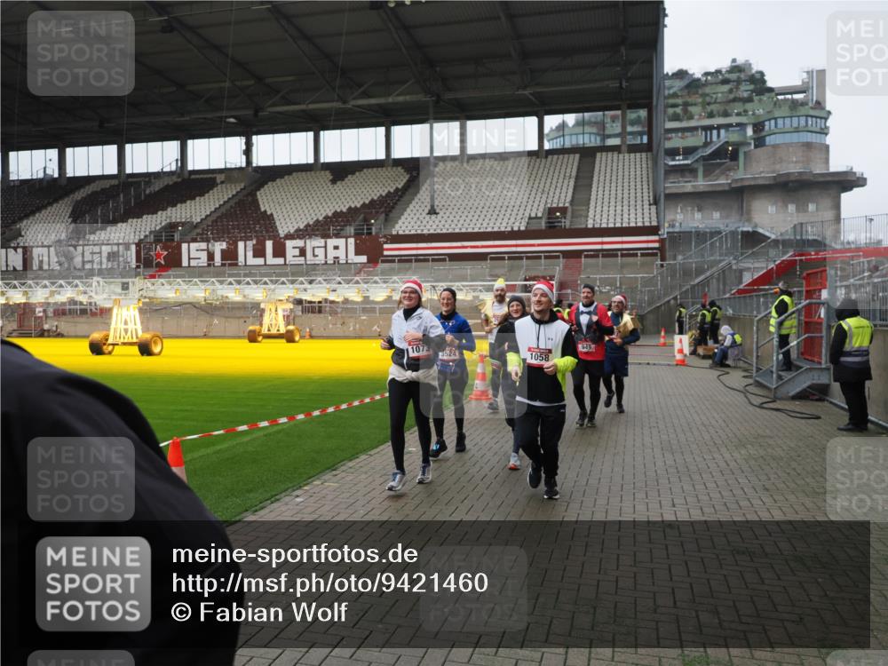 07.12.2025 - St. Pauli X-Mass-Run No. 15 Fabian Wolf http://msf.ph/oto/9421460 07.12.2025 11:46:17 Ziel 143, 188, 356, 949, 954, 1058, 1073, 1433, 1454, 2097, 2137, 2437, 2935, 2941, 3523, 3524, 3620 meine-sportfotos.de