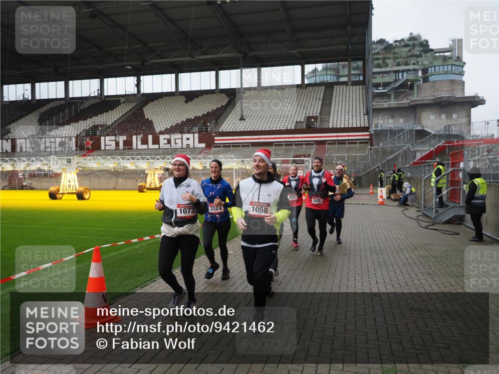 07.12.2025 - St. Pauli X-Mass-Run No. 15 Fabian Wolf http://msf.ph/oto/9421462 07.12.2025 11:46:18 Ziel 356, 949, 954, 1058, 1073, 1433, 1454, 2097, 2137, 2437, 2935, 2941, 3523, 3524, 3620 meine-sportfotos.de