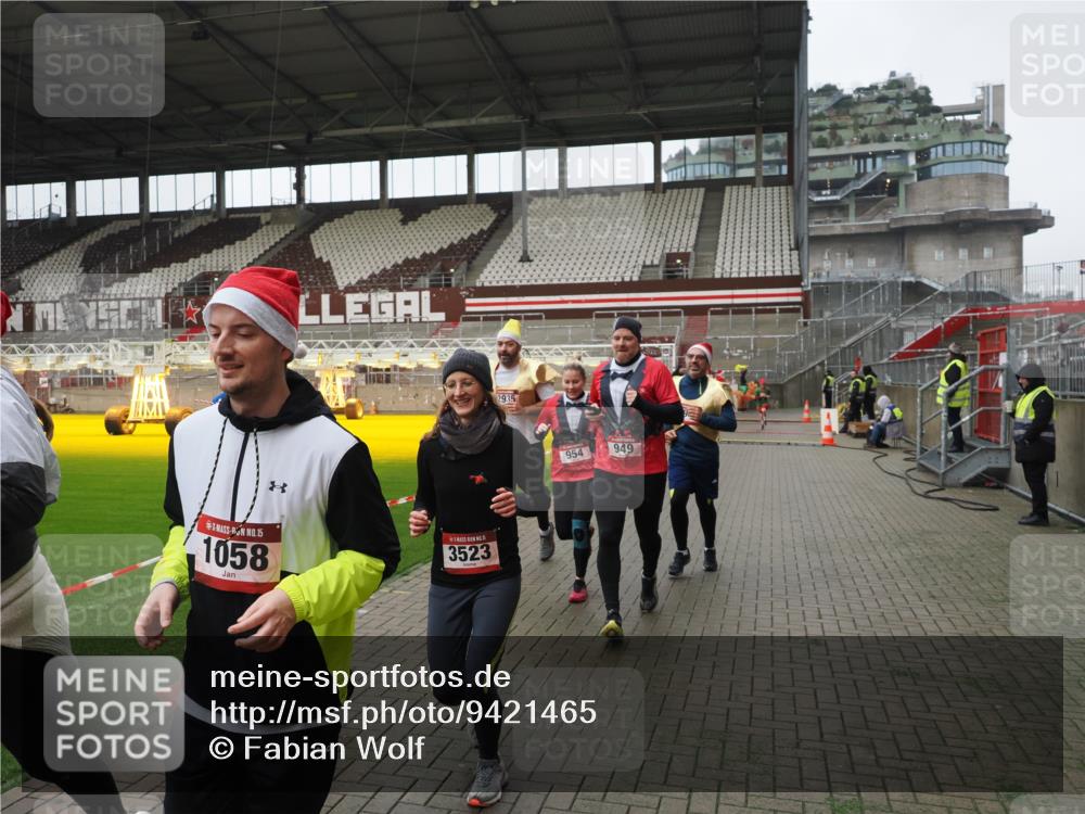07.12.2025 - St. Pauli X-Mass-Run No. 15 Fabian Wolf http://msf.ph/oto/9421465 07.12.2025 11:46:19 Ziel 356, 949, 954, 1058, 1073, 1433, 1454, 2137, 2437, 2716, 2935, 2941, 3523, 3524, 3620 meine-sportfotos.de