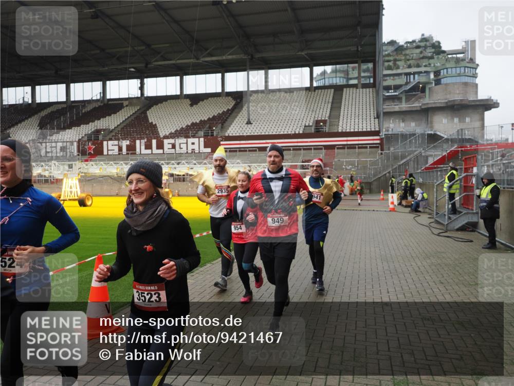 07.12.2025 - St. Pauli X-Mass-Run No. 15 Fabian Wolf http://msf.ph/oto/9421467 07.12.2025 11:46:19 Ziel 356, 949, 954, 1058, 1073, 1433, 1454, 2137, 2437, 2716, 2935, 2941, 3523, 3524, 3620 meine-sportfotos.de