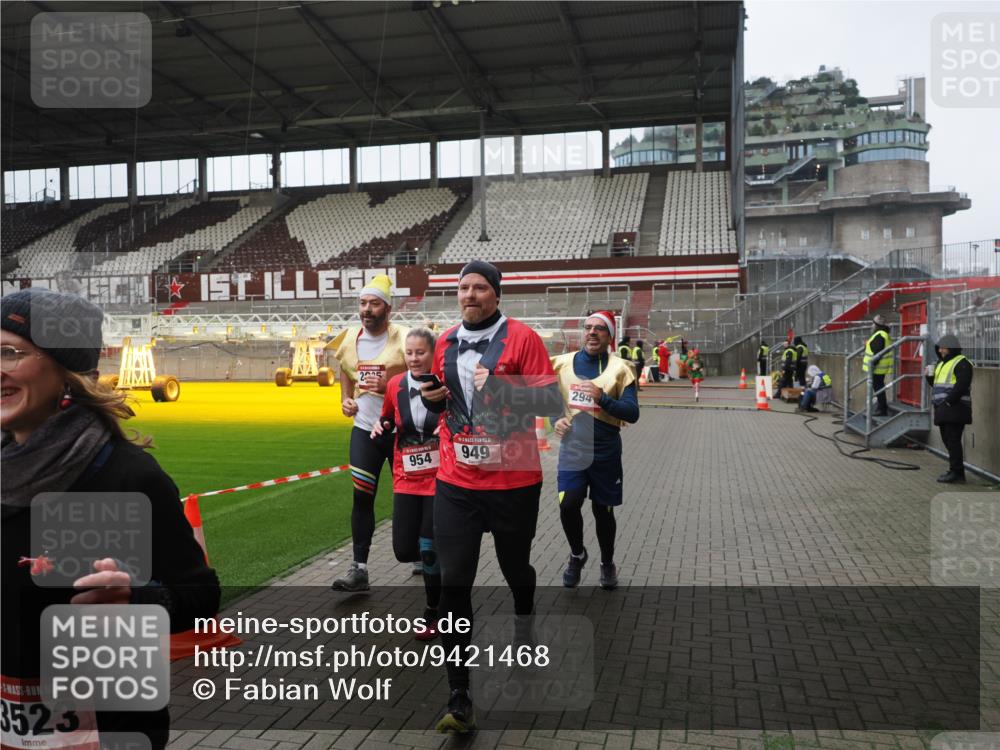 07.12.2025 - St. Pauli X-Mass-Run No. 15 Fabian Wolf http://msf.ph/oto/9421468 07.12.2025 11:46:20 Ziel 356, 949, 954, 1058, 1073, 1433, 1454, 2437, 2716, 2935, 2941, 3523, 3524, 3620 meine-sportfotos.de
