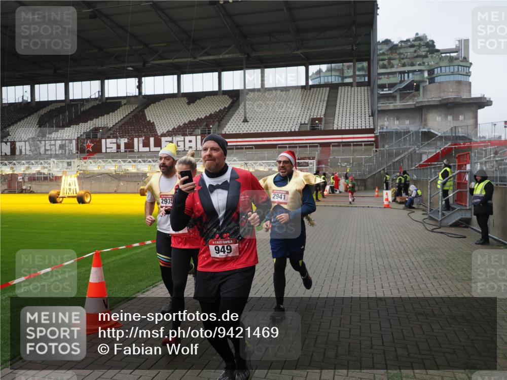 07.12.2025 - St. Pauli X-Mass-Run No. 15 Fabian Wolf http://msf.ph/oto/9421469 07.12.2025 11:46:20 Ziel 356, 949, 954, 1058, 1073, 1433, 1454, 2437, 2716, 2935, 2941, 3523, 3524, 3620 meine-sportfotos.de