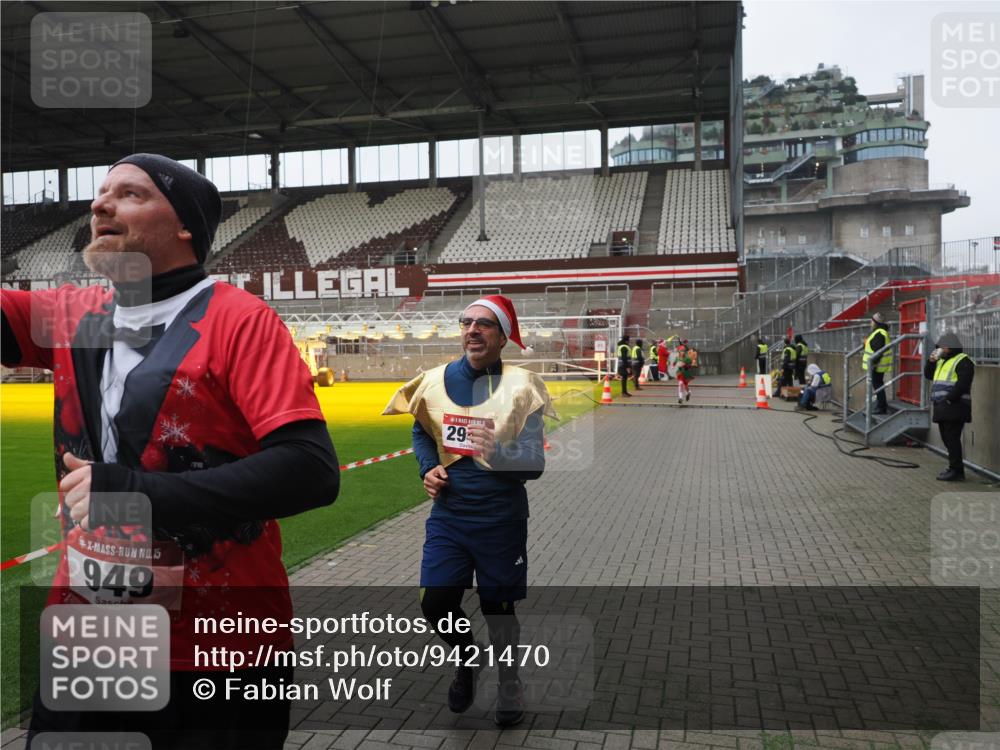 07.12.2025 - St. Pauli X-Mass-Run No. 15 Fabian Wolf http://msf.ph/oto/9421470 07.12.2025 11:46:20 Ziel 356, 949, 954, 1058, 1073, 1433, 1454, 2437, 2716, 2935, 2941, 3523, 3524, 3620 meine-sportfotos.de