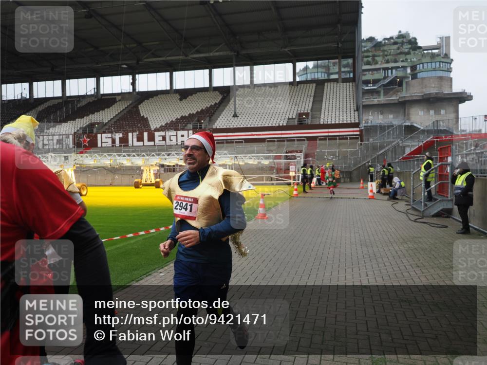 07.12.2025 - St. Pauli X-Mass-Run No. 15 Fabian Wolf http://msf.ph/oto/9421471 07.12.2025 11:46:21 Ziel 949, 954, 1058, 1073, 1433, 1454, 2437, 2716, 2935, 2941, 3523, 3524, 3620 meine-sportfotos.de