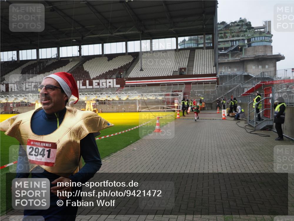 07.12.2025 - St. Pauli X-Mass-Run No. 15 Fabian Wolf http://msf.ph/oto/9421472 07.12.2025 11:46:21 Ziel 949, 954, 1058, 1073, 1433, 1454, 2437, 2716, 2935, 2941, 3523, 3524, 3620 meine-sportfotos.de