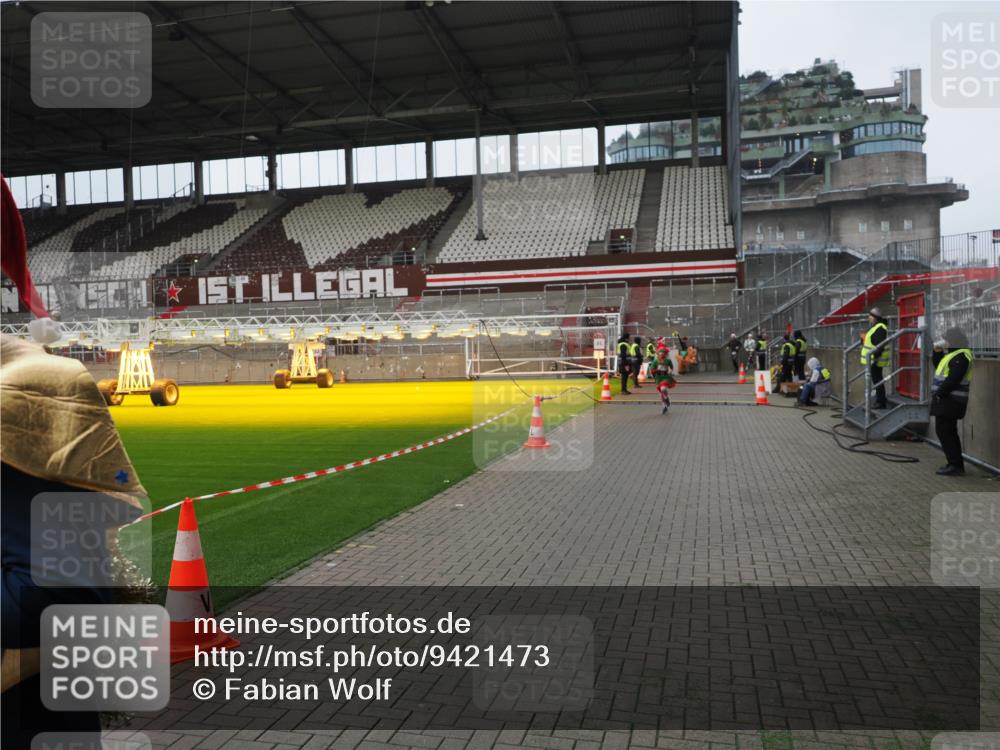07.12.2025 - St. Pauli X-Mass-Run No. 15 Fabian Wolf http://msf.ph/oto/9421473 07.12.2025 11:46:21 Ziel 949, 954, 1058, 1073, 1433, 1454, 2437, 2716, 2935, 2941, 3523, 3524, 3620 meine-sportfotos.de