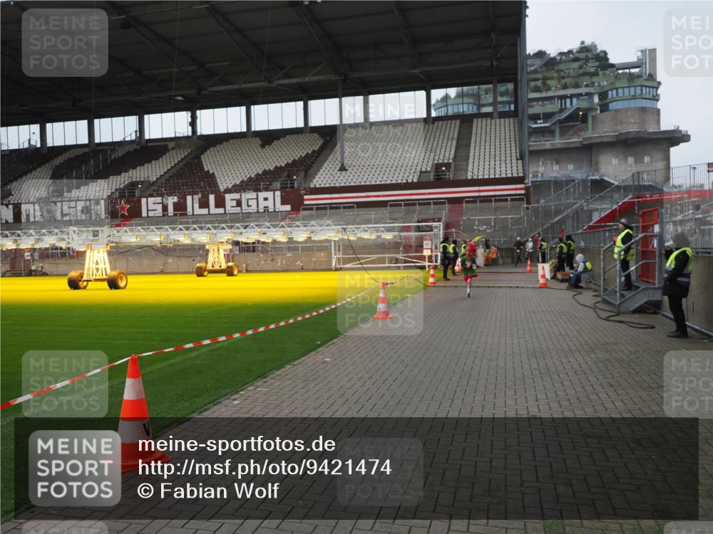 07.12.2025 - St. Pauli X-Mass-Run No. 15 Fabian Wolf http://msf.ph/oto/9421474 07.12.2025 11:46:21 Ziel 949, 954, 1058, 1073, 1433, 1454, 2437, 2716, 2935, 2941, 3523, 3524, 3620 meine-sportfotos.de