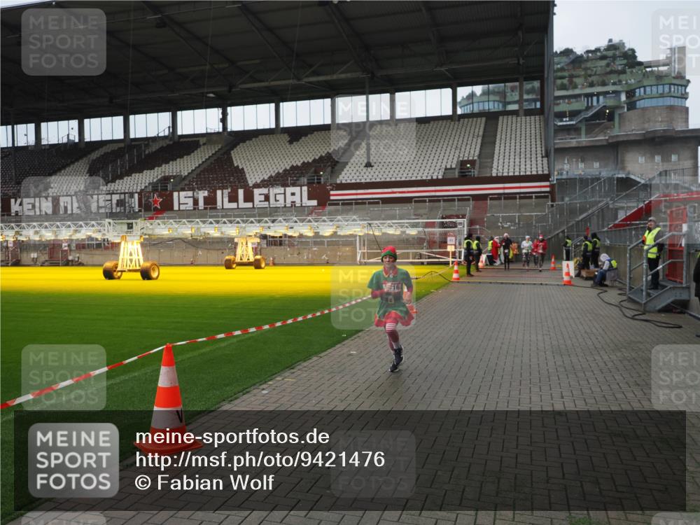 07.12.2025 - St. Pauli X-Mass-Run No. 15 Fabian Wolf http://msf.ph/oto/9421476 07.12.2025 11:46:24 Ziel 949, 954, 1058, 1073, 1433, 1454, 2437, 2716, 2935, 2941, 3523, 3524, 3620 meine-sportfotos.de