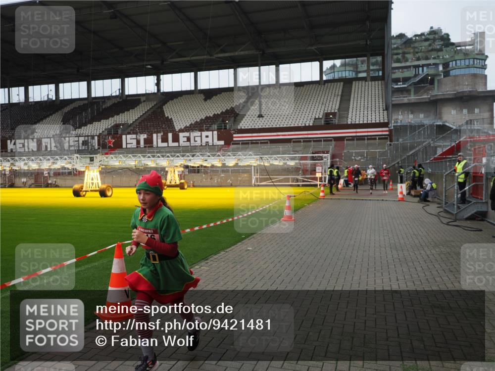 07.12.2025 - St. Pauli X-Mass-Run No. 15 Fabian Wolf http://msf.ph/oto/9421481 07.12.2025 11:46:25 Ziel 949, 954, 1058, 1073, 1433, 1454, 2437, 2716, 2935, 2941, 3523, 3524 meine-sportfotos.de