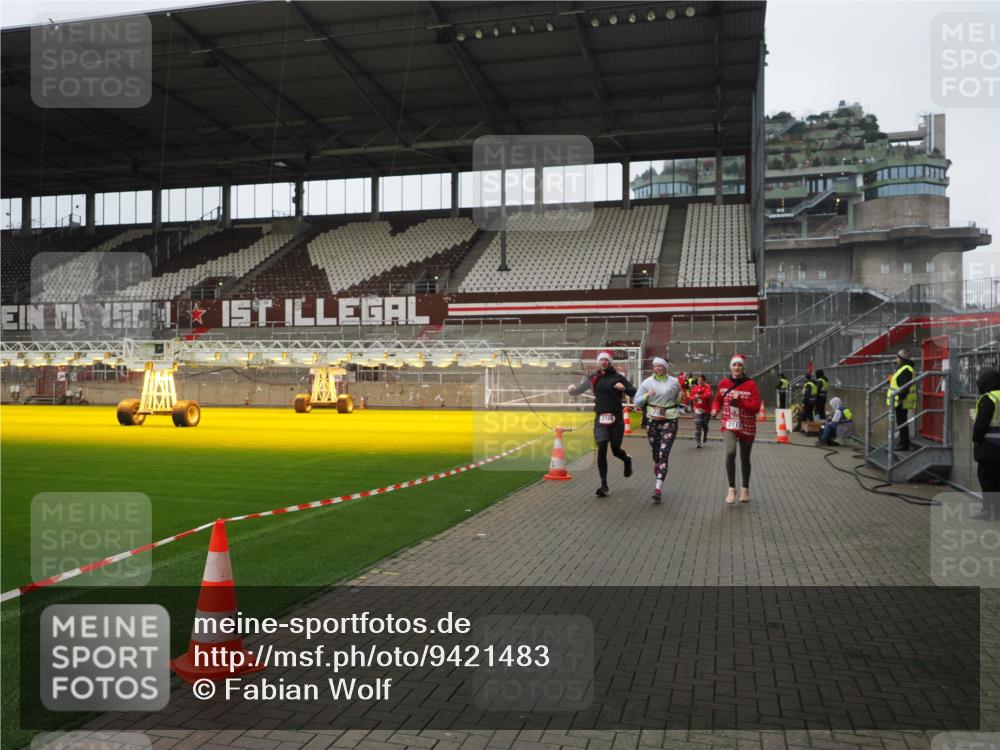 07.12.2025 - St. Pauli X-Mass-Run No. 15 Fabian Wolf http://msf.ph/oto/9421483 07.12.2025 11:46:30 Ziel 949, 954, 1073, 2108, 2109, 2111, 2716, 2935, 2941, 3523, 3524, 3960 meine-sportfotos.de