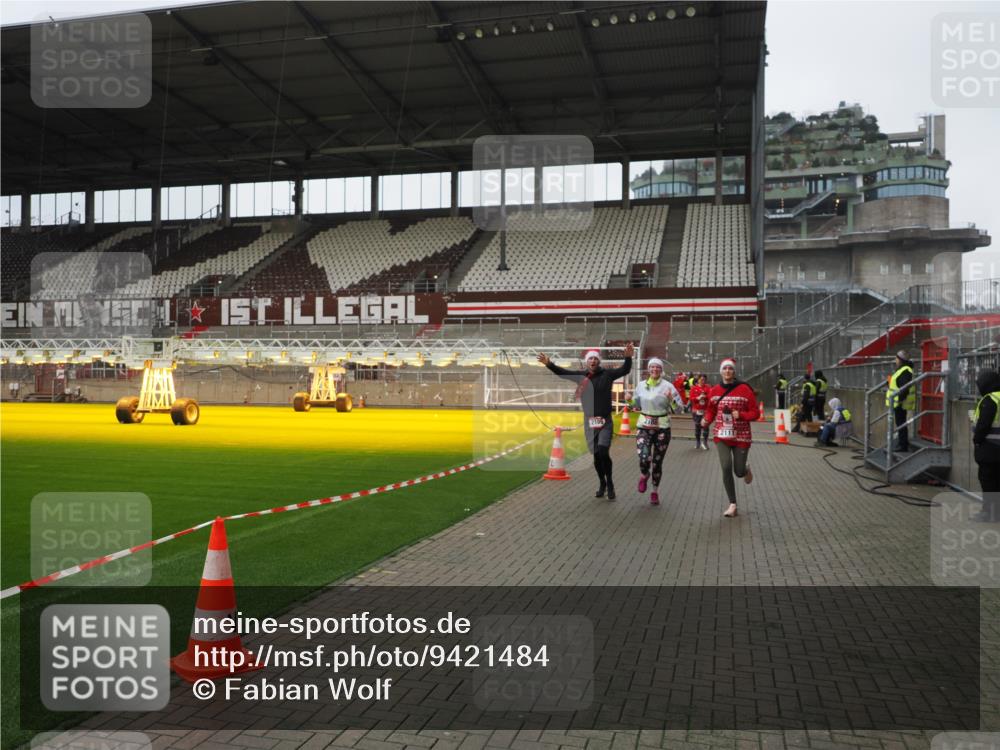 07.12.2025 - St. Pauli X-Mass-Run No. 15 Fabian Wolf http://msf.ph/oto/9421484 07.12.2025 11:46:30 Ziel 949, 954, 1073, 2108, 2109, 2111, 2716, 2935, 2941, 3523, 3524, 3960 meine-sportfotos.de