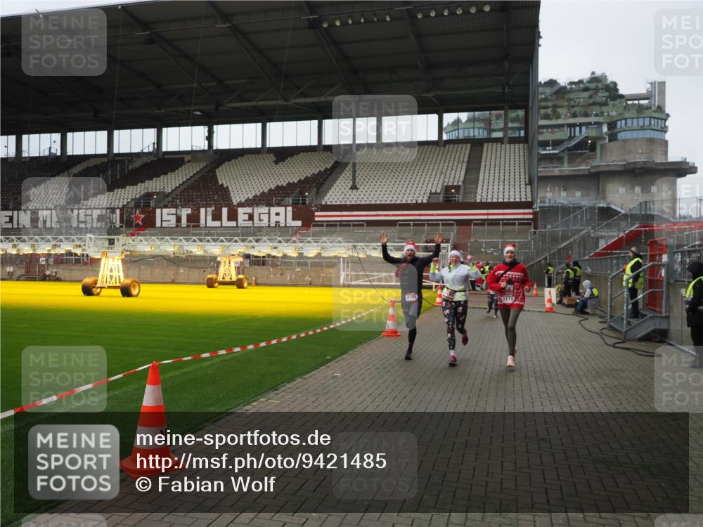 07.12.2025 - St. Pauli X-Mass-Run No. 15 Fabian Wolf http://msf.ph/oto/9421485 07.12.2025 11:46:31 Ziel 949, 954, 2108, 2109, 2111, 2716, 2935, 2941, 3960 meine-sportfotos.de