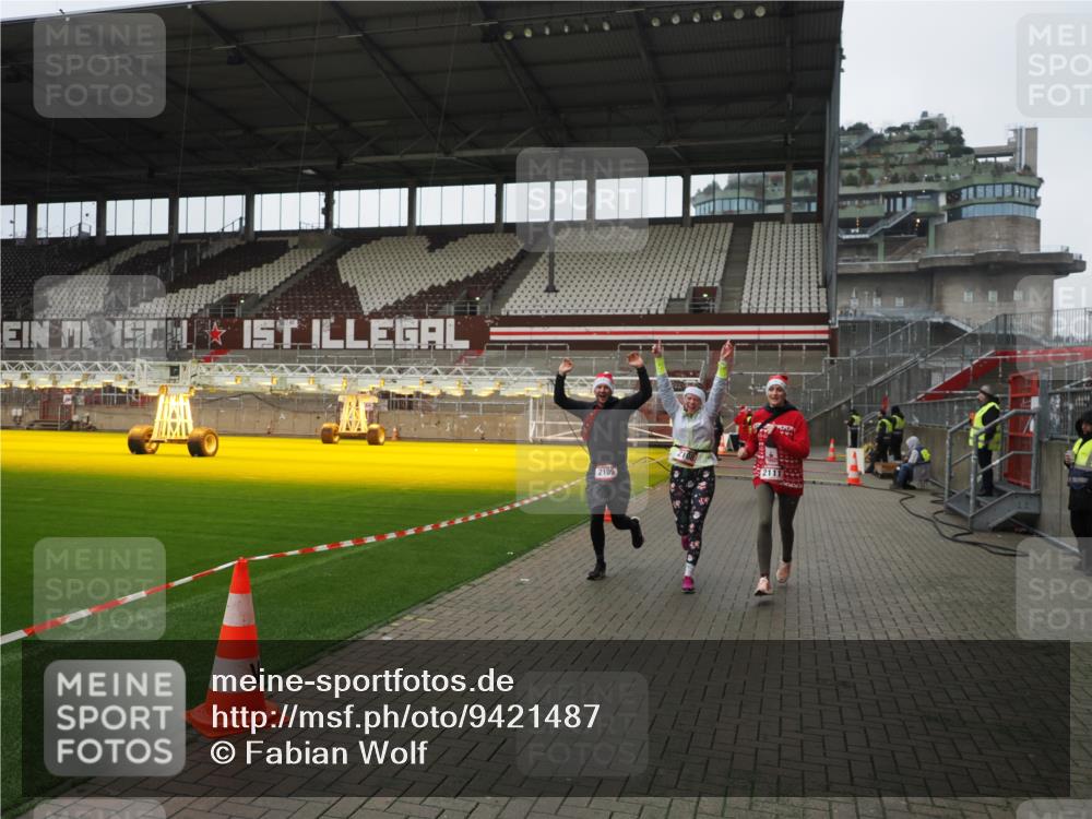 07.12.2025 - St. Pauli X-Mass-Run No. 15 Fabian Wolf http://msf.ph/oto/9421487 07.12.2025 11:46:31 Ziel 949, 954, 2108, 2109, 2111, 2716, 2935, 2941, 3960 meine-sportfotos.de