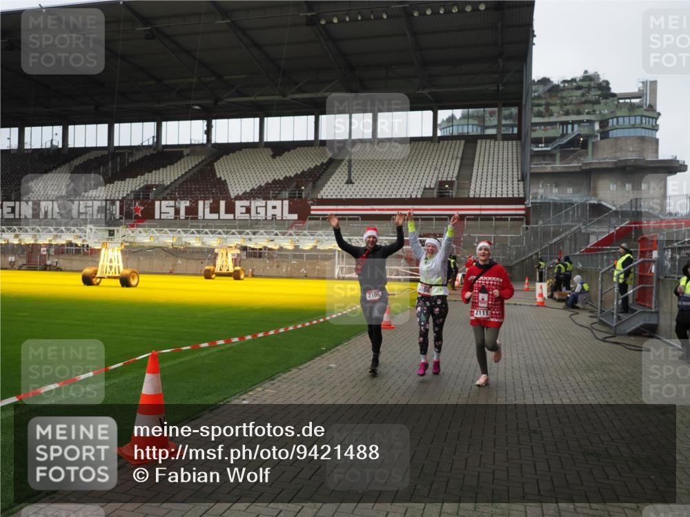 07.12.2025 - St. Pauli X-Mass-Run No. 15 Fabian Wolf http://msf.ph/oto/9421488 07.12.2025 11:46:31 Ziel 949, 954, 2108, 2109, 2111, 2716, 2935, 2941, 3960 meine-sportfotos.de