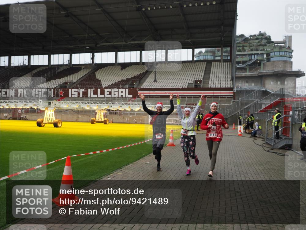 07.12.2025 - St. Pauli X-Mass-Run No. 15 Fabian Wolf http://msf.ph/oto/9421489 07.12.2025 11:46:31 Ziel 949, 954, 2108, 2109, 2111, 2716, 2935, 2941, 3960 meine-sportfotos.de