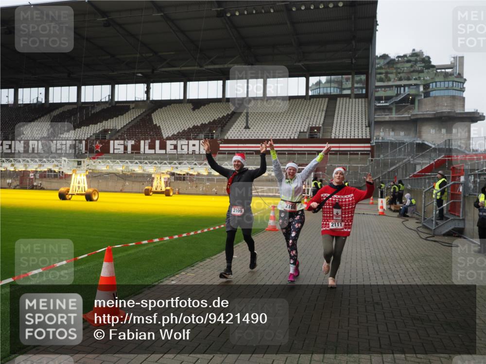 07.12.2025 - St. Pauli X-Mass-Run No. 15 Fabian Wolf http://msf.ph/oto/9421490 07.12.2025 11:46:32 Ziel 954, 2108, 2109, 2111, 2716, 2935, 2941, 3960 meine-sportfotos.de